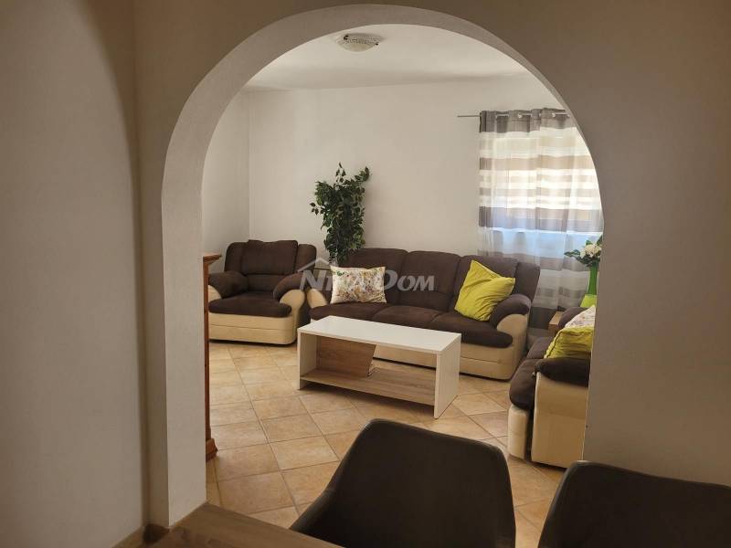 Detached property with a three-bedroom apartment and two apartments upstairs. - 8
