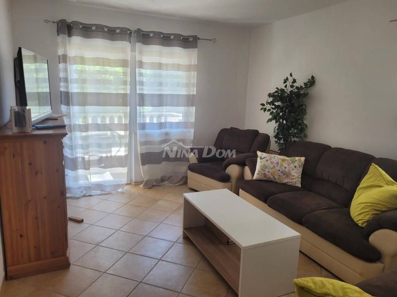 Detached property with a three-bedroom apartment and two apartments upstairs. - 9