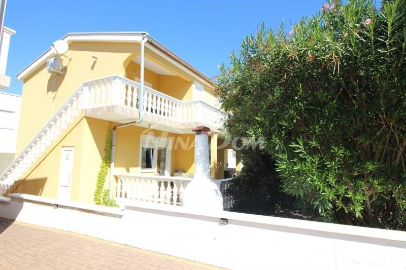 Detached property with a three-bedroom apartment and two apartments upstairs. - 11