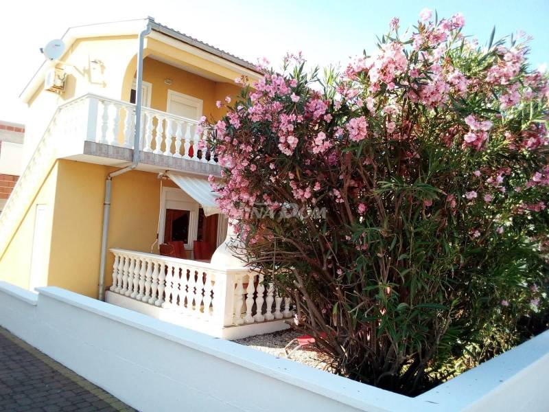 Detached property with a three-bedroom apartment and two apartments upstairs. - 12