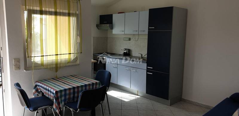 Detached property with a three-bedroom apartment and two apartments upstairs. - 13