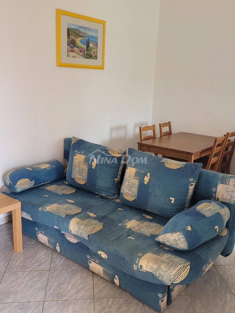 Detached property with a three-bedroom apartment and two apartments upstairs. - 15