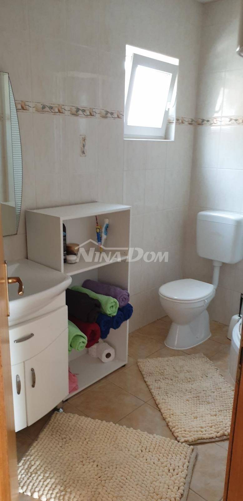 Samostojeća nekretnina s trosobnim stanom i dva apartmana na katu. - 10