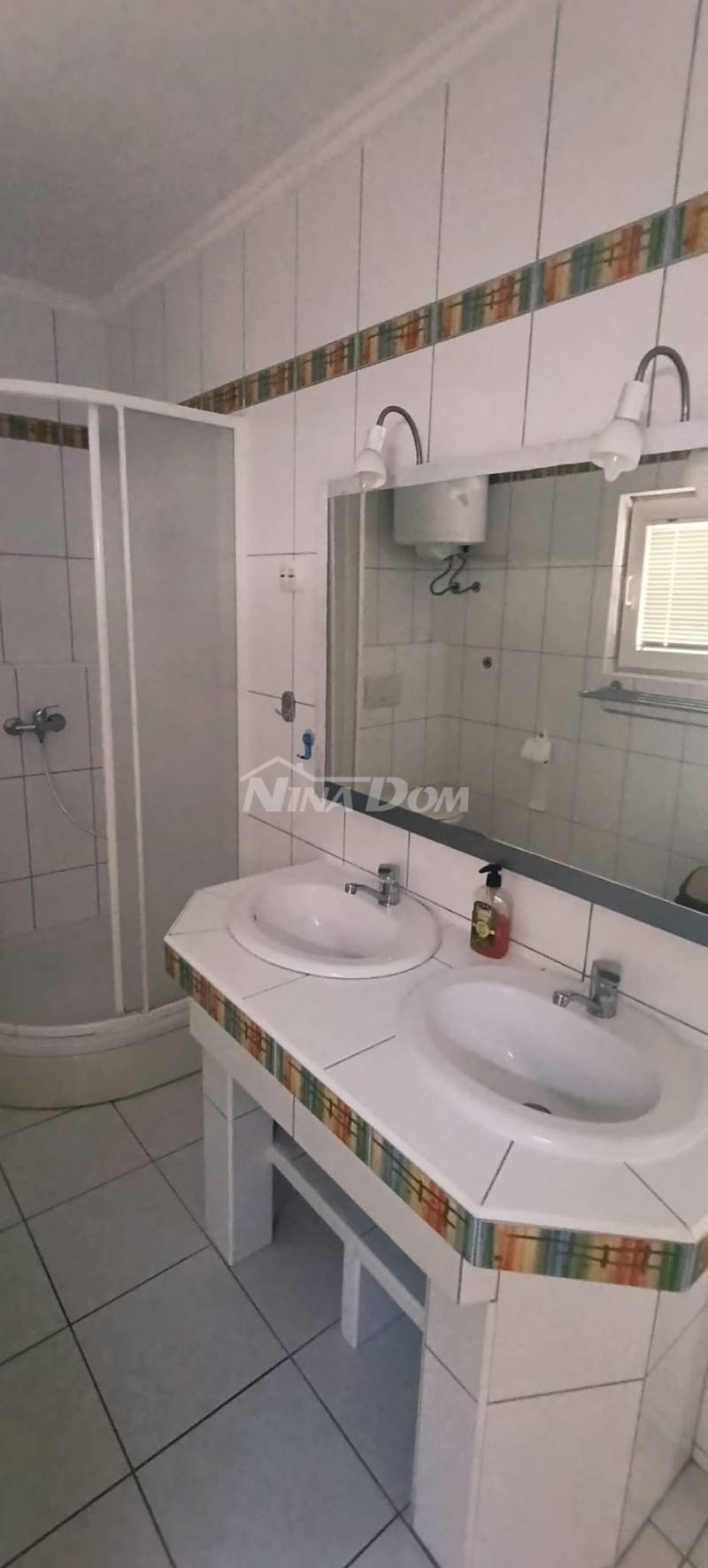 Južna strana 90 met.do mora apartmanska kuća s dvorištem - 11