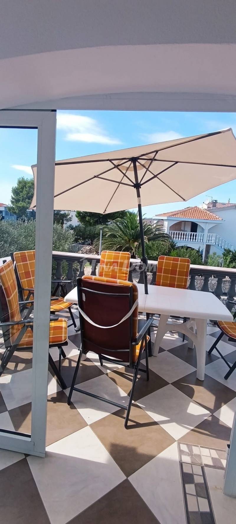 Južna strana 90 met.do mora apartmanska kuća s dvorištem - 15