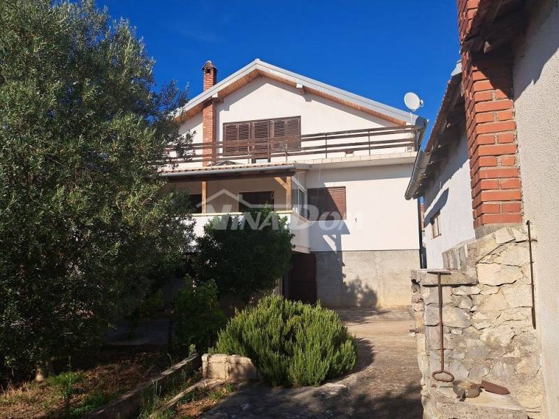 Detached house with raised ground floor, yard and garage. - 2