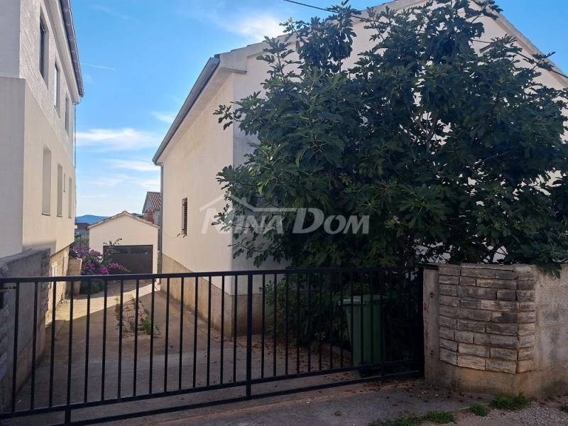 Detached house with raised ground floor, yard and garage. - 3