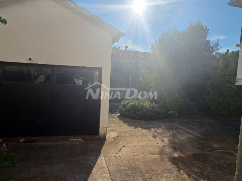 Detached house with raised ground floor, yard and garage. - 4