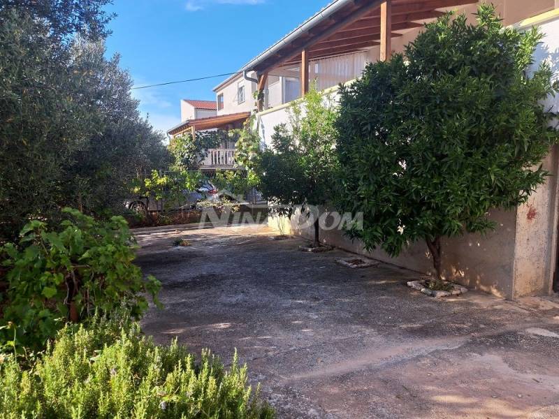 Detached house with raised ground floor, yard and garage. - 5