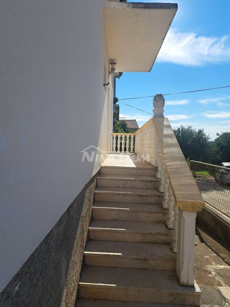 Detached house with raised ground floor, yard and garage. - 7