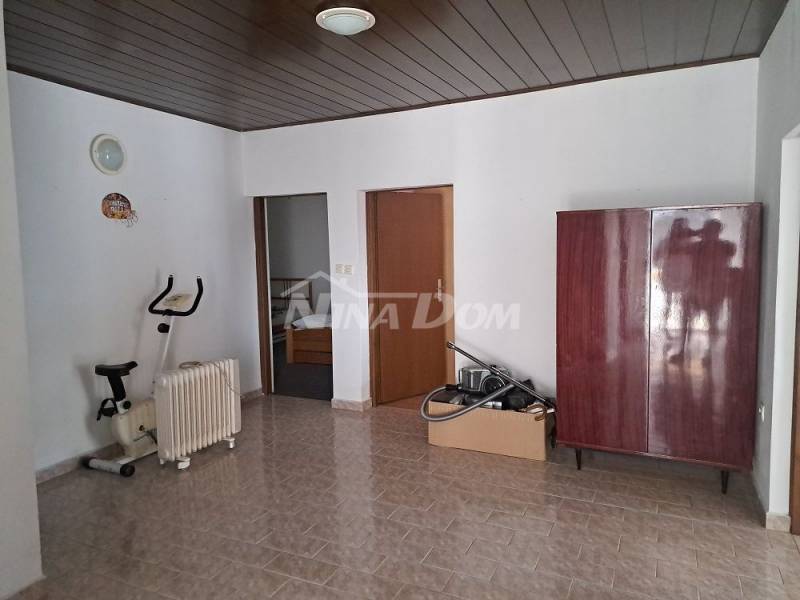 Detached house with raised ground floor, yard and garage. - 8