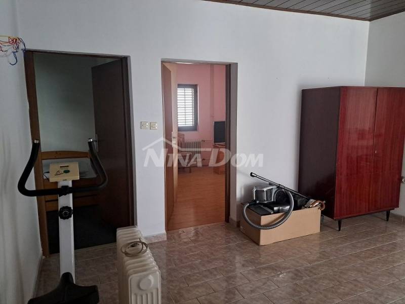 Detached house with raised ground floor, yard and garage. - 9