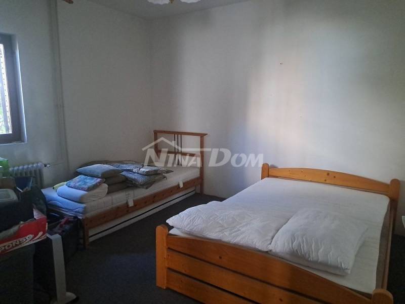 Detached house with raised ground floor, yard and garage. - 10