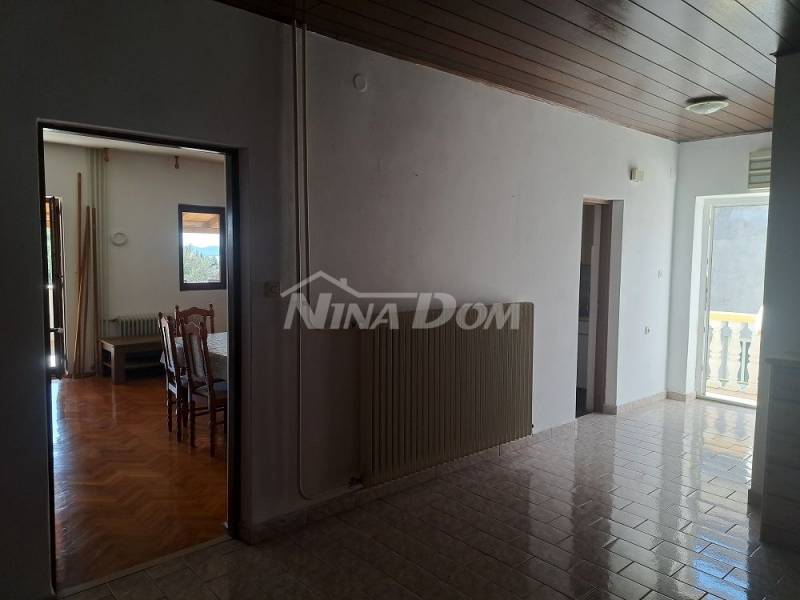 Detached house with raised ground floor, yard and garage. - 11