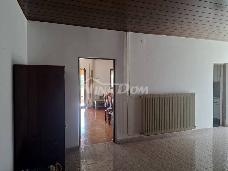 Detached house with raised ground floor, yard and garage. - 12