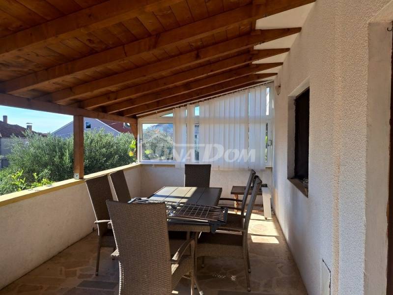 Detached house with raised ground floor, yard and garage. - 15