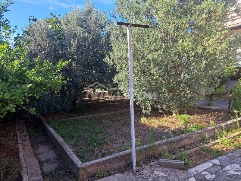 Samostojeća kuća visokoprizemlje, dvorište i garaža. - 6