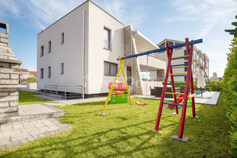 SAMOSTATNE stojaca VILA S DVOMA BYTOVÝMI JEDNOTKAMI - ZATON - BLÍZKO PRI MORE - 13