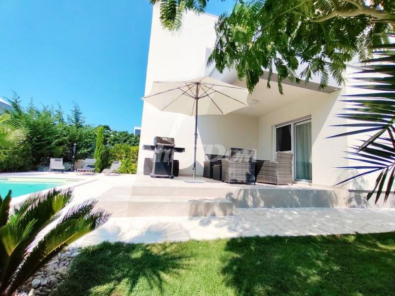 Villa with a pool 130 meters from the sea and the beach - 1