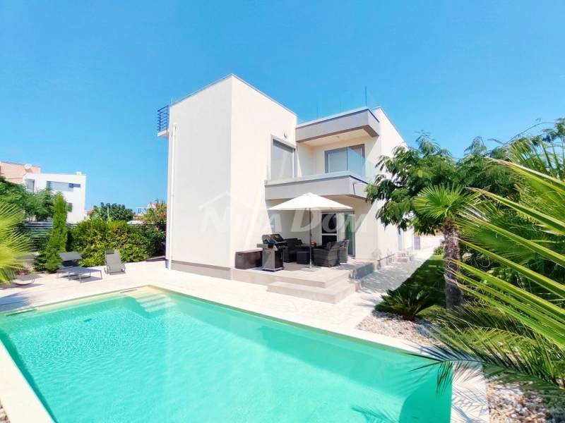 Villa with a pool 130 meters from the sea and the beach - 2