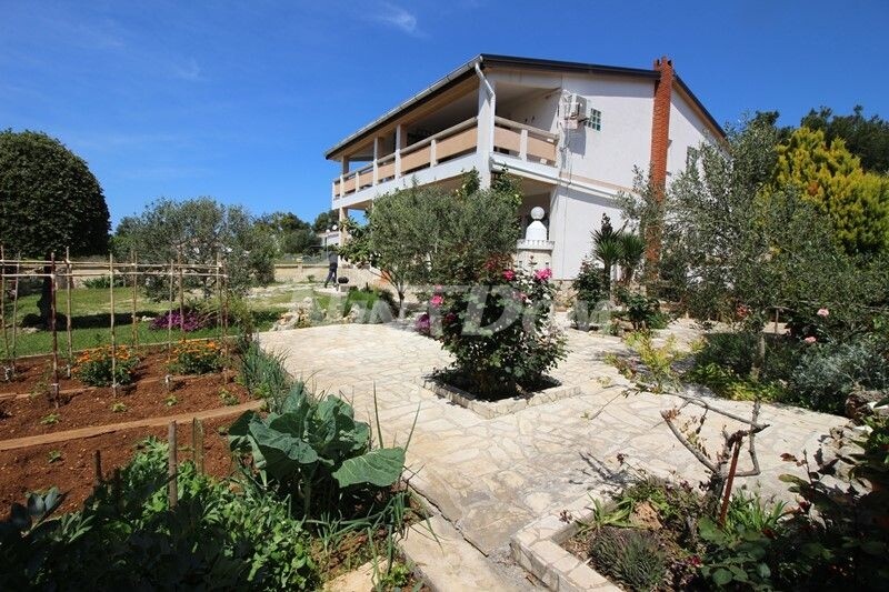 House in the village of Vir