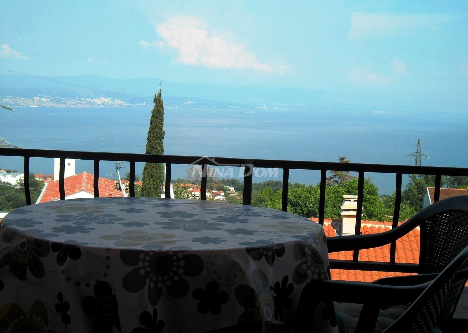 Apartmánový dom s panoramatickým výhľadom na more v Oprići, Opatija