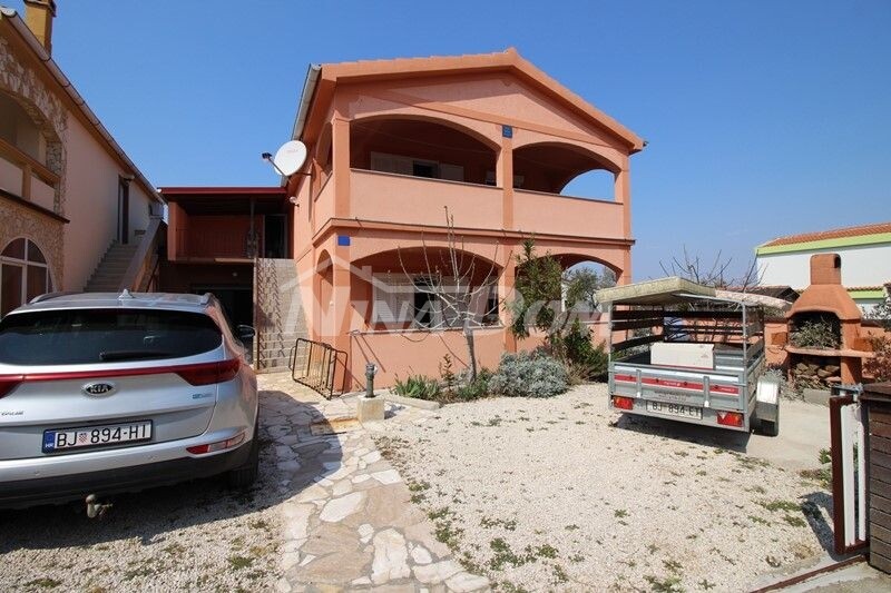House with two residential units, garage 220 meters from the sea.