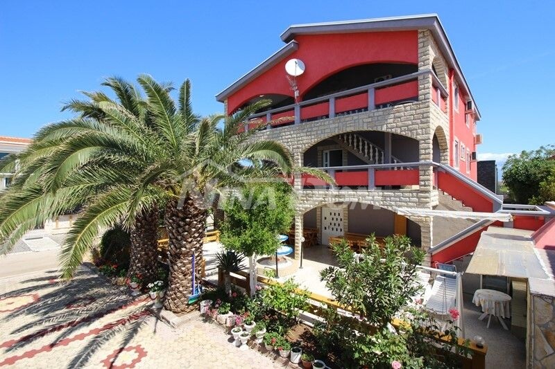 Property with large garden, south side 275 meters to the sea.