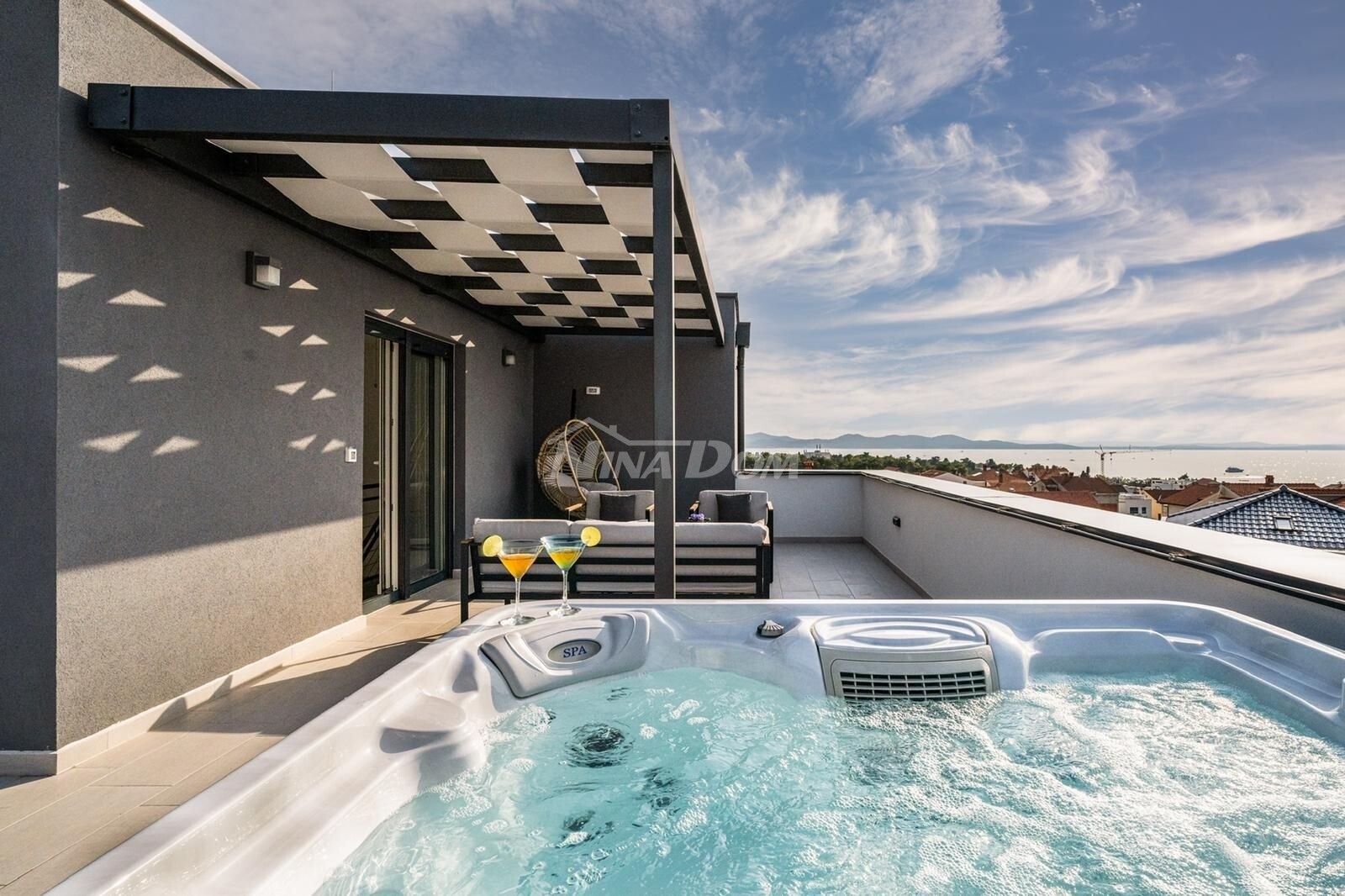 Luxusný dvojizbový apartmán so strešnou terasou a jacuzzi, výhľad na more