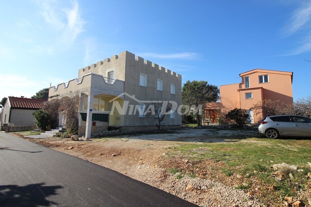 Južná strana ostrova Vir, dom s dvoma veľkými apartmánmi a dvorom