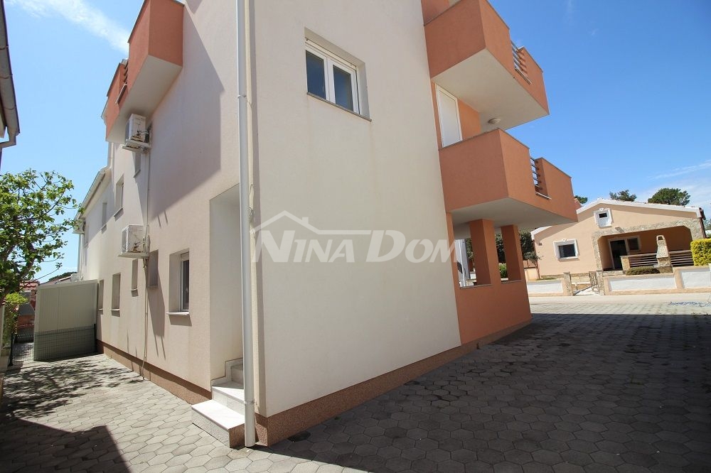 Apartmán 100 m od pláže, výhľad, dve poschodia.