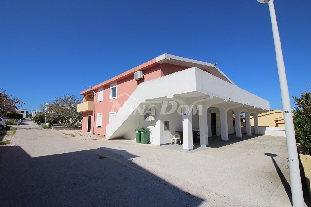 Apartmánový dom 140 metrov od mora