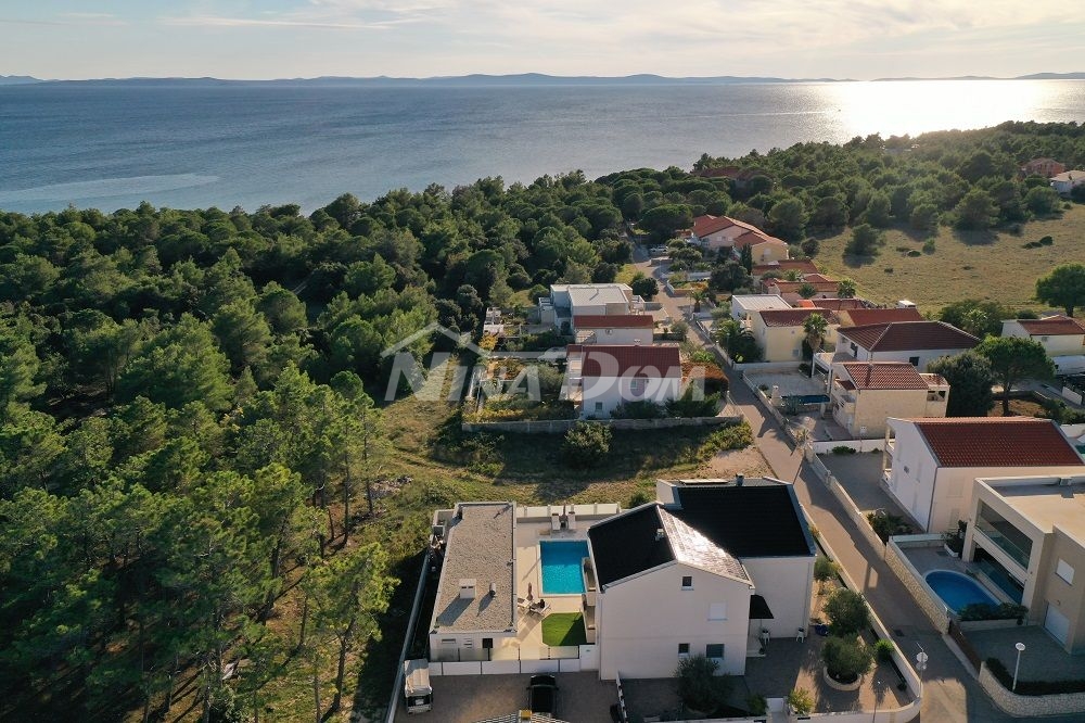 Nádherne zariadená nehnuteľnosť s tromi apartmánmi, bazénom a pomocnou budovou.