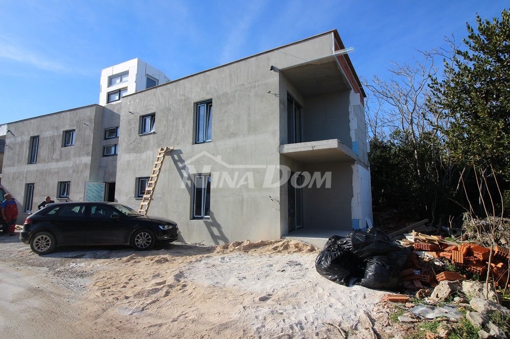 New construction, apartment on the ground floor, center of the island of Vir