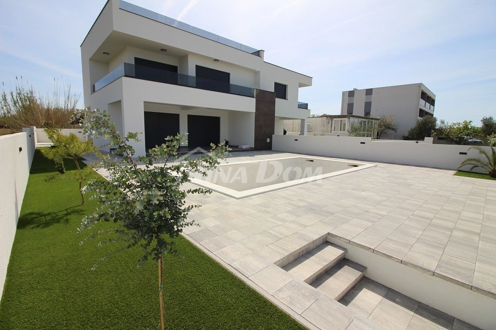 Villa with pool (duplex) with sea view.