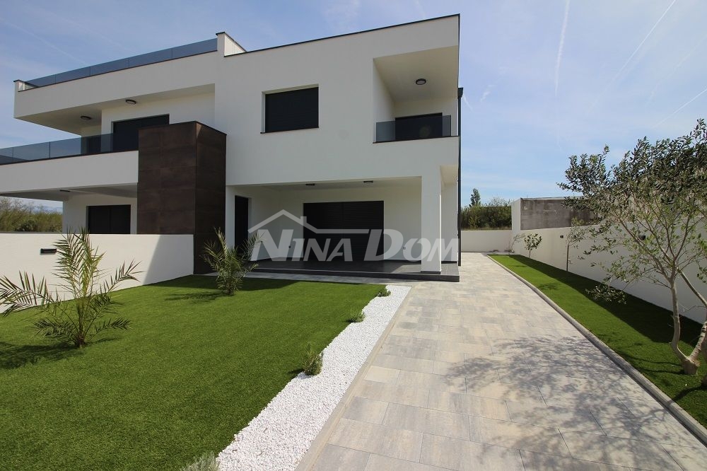 Semi-detached villa, fully furnished with a beautiful view of the sea