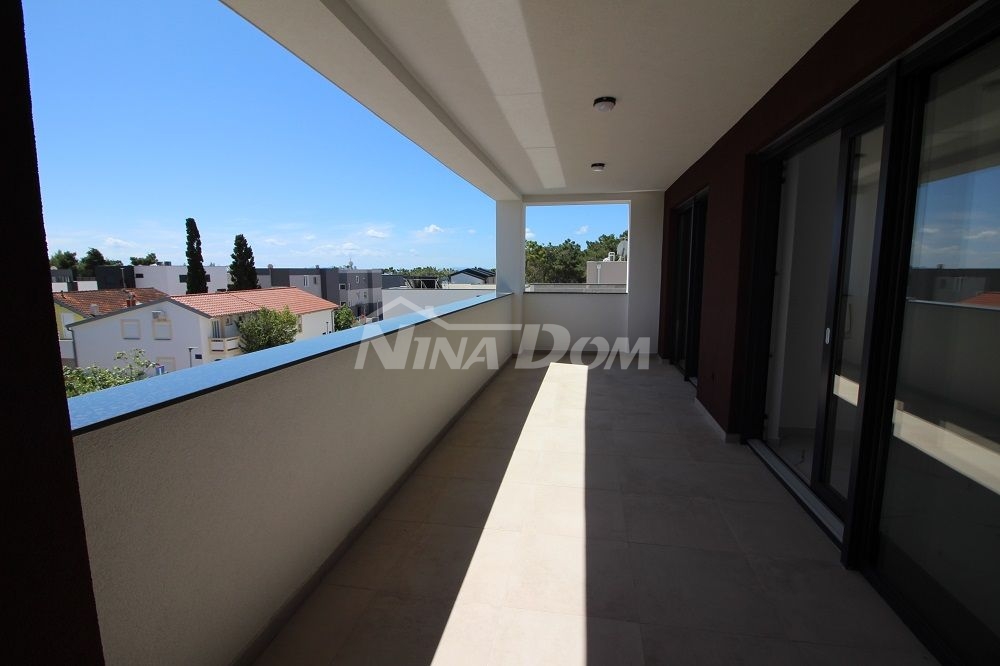 Mezonetový apartmán (prvé a druhé poschodie s tromi spálňami), strešná terasa, južná strana, v blízkosti mora