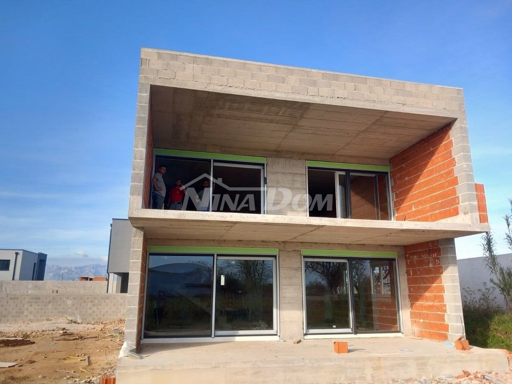 Novostavba, vila s bazénom vo výstavbe