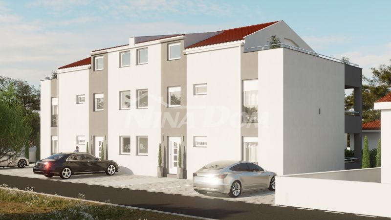Apartmán na druhom poschodí 51 m2 + 27 m2 terasa s výhľadom na more.