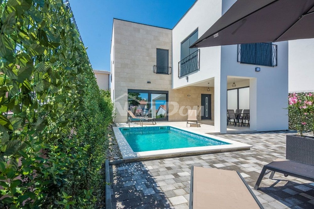 Detached property with swimming pool 400 meters from the sea.