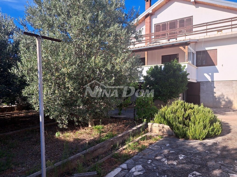 Samostojeća kuća visokoprizemlje, dvorište i garaža. 