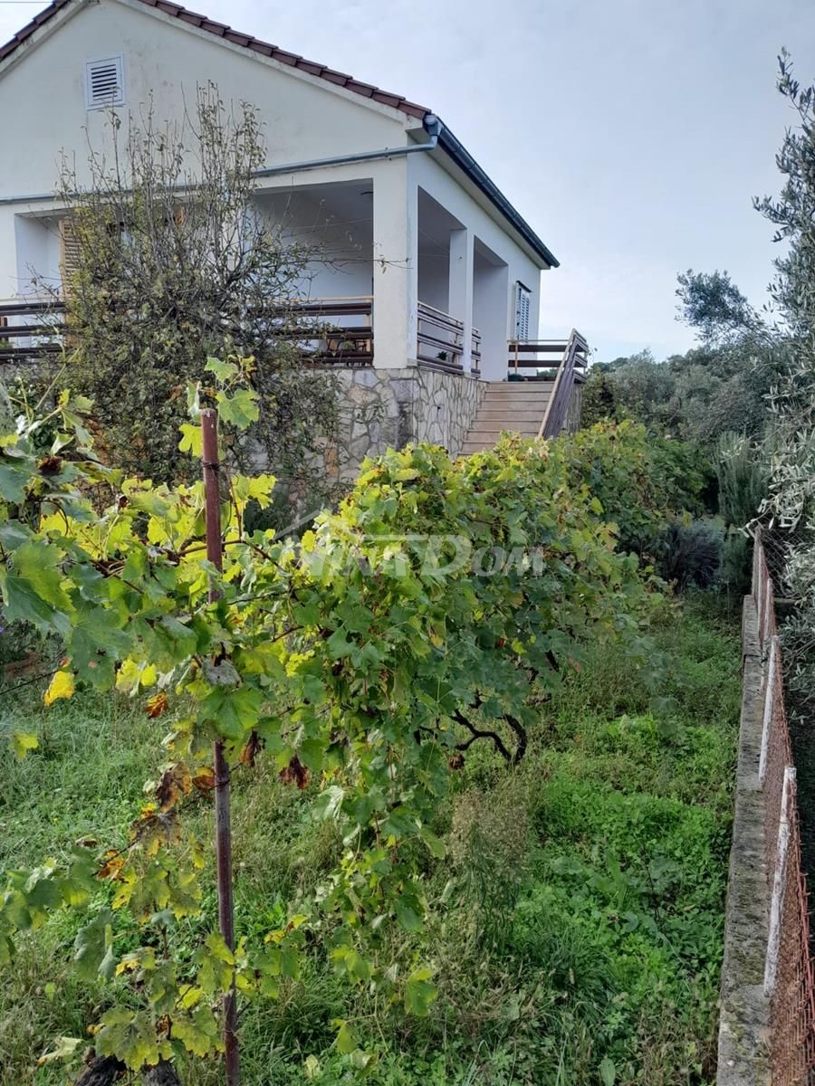 Dom Ugljan Batalaža na predaj s priestrannou záhradou