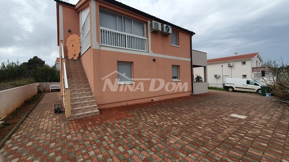 Trosoban apartman s velikom terasom u mirnom dijelu otoka Vira.