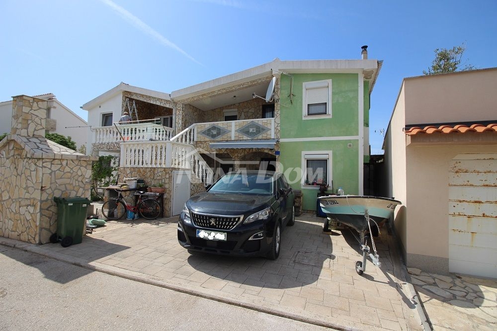 Dvojdom s dvoma apartmánmi 50 metrov od mora.
