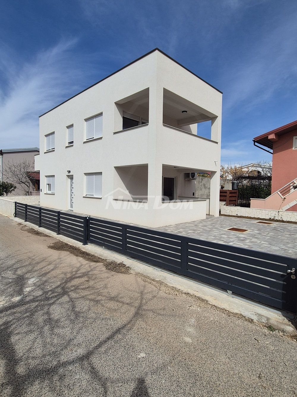New construction, quiet and dead-end street 500 meters from the sea