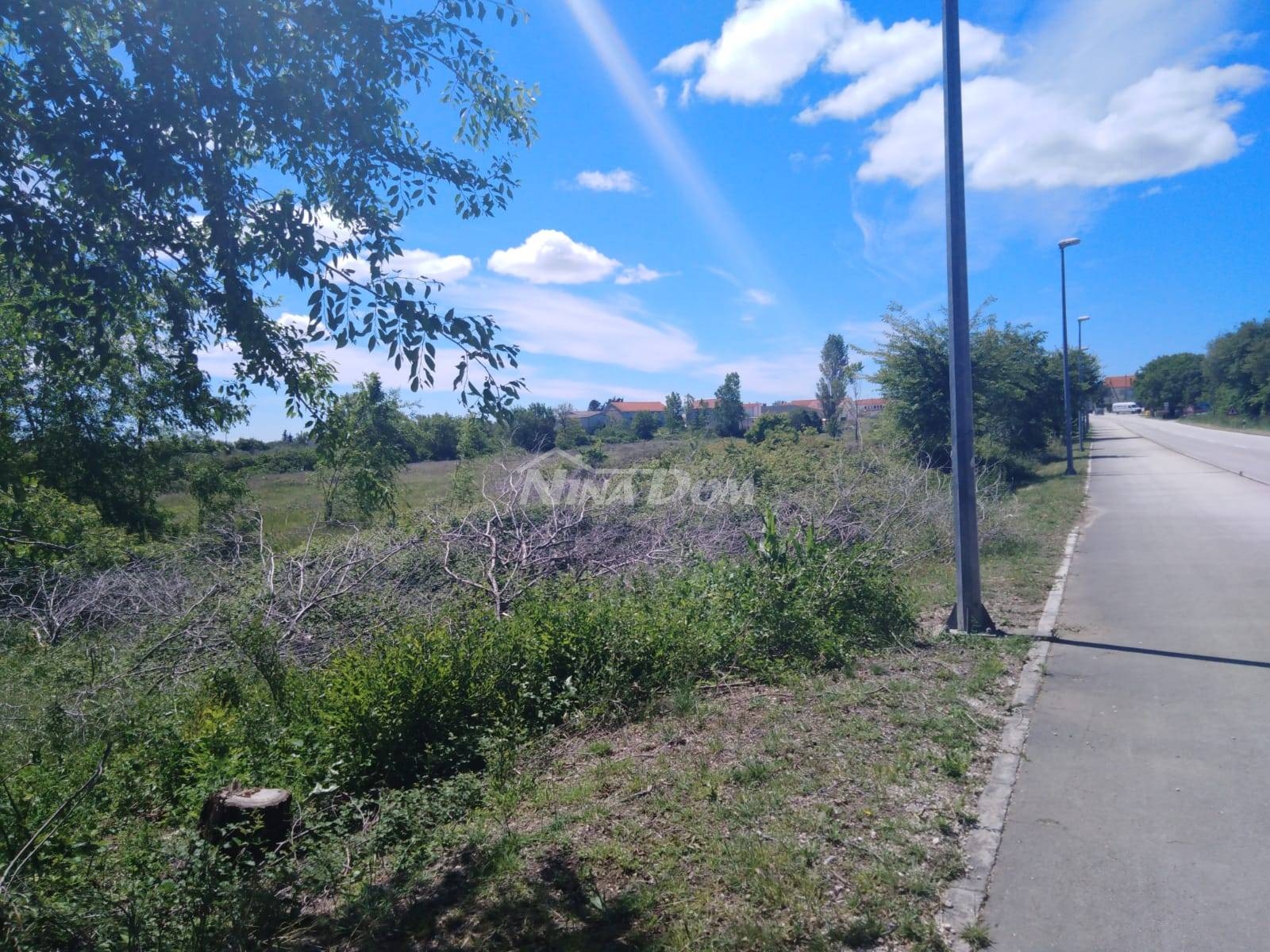 Građevinsko zemljište 1746 m² uz prometnicu, blizina aerodroma