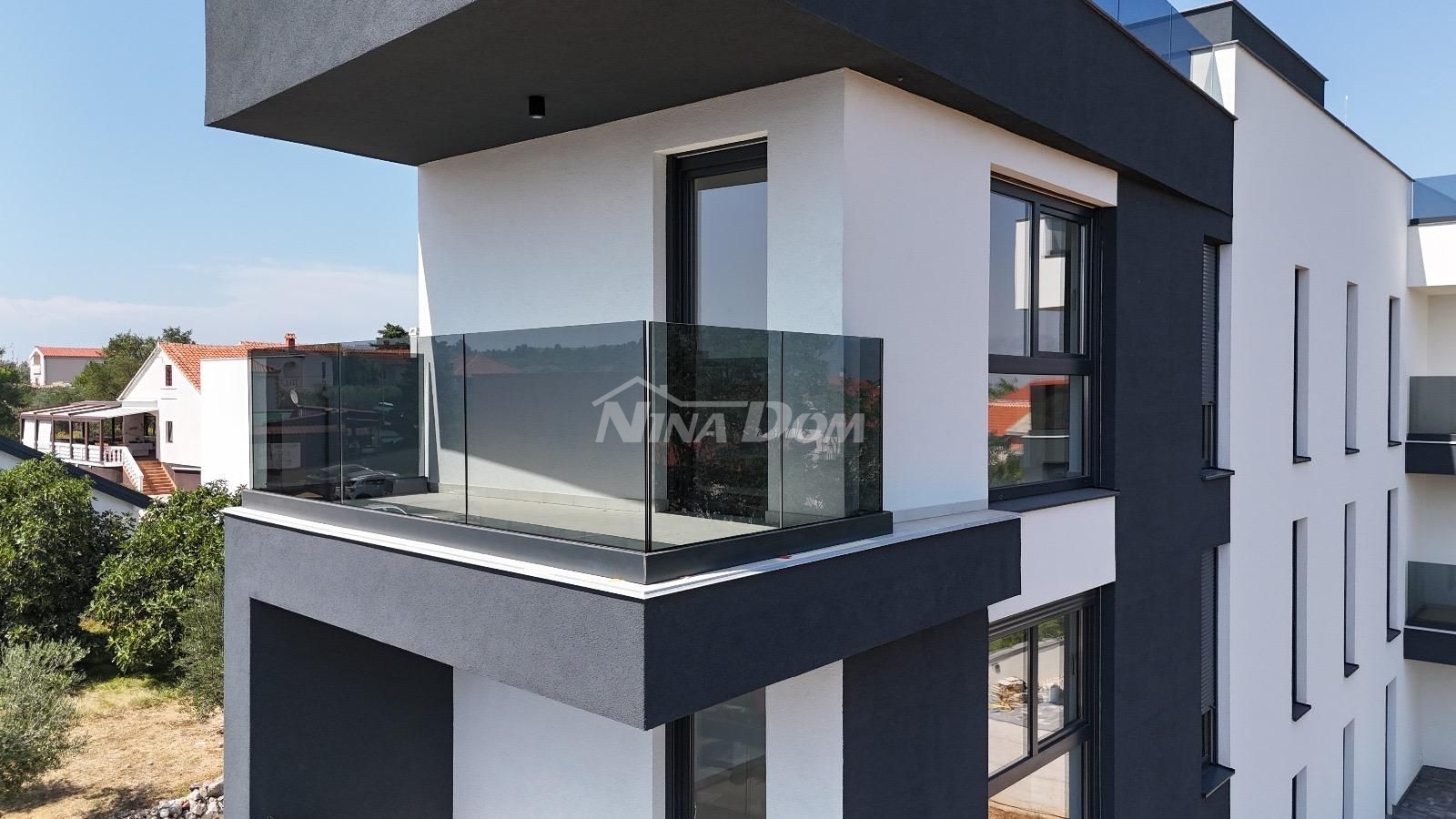 Apartmán v centre ostrova Vir, 2. poschodie so strešnou terasou