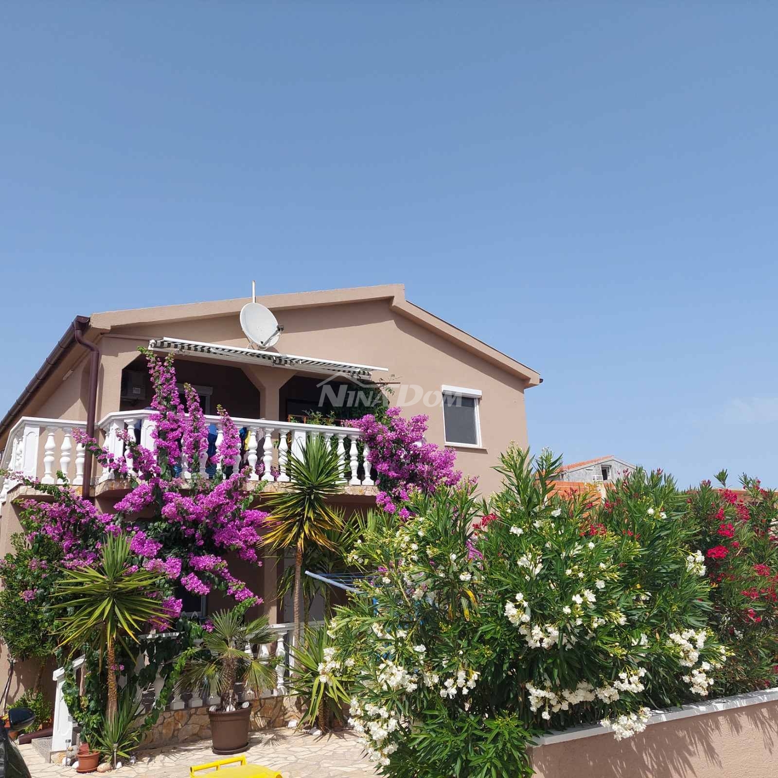 Apartment house with 4 apartments, 290 m. from the sea. 