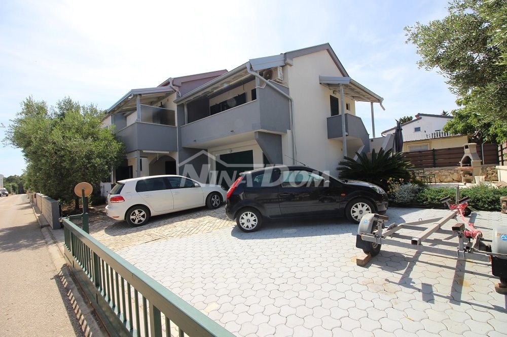 Južná strana ostrova Vir, apartmánový dom s krásnou záhradou.