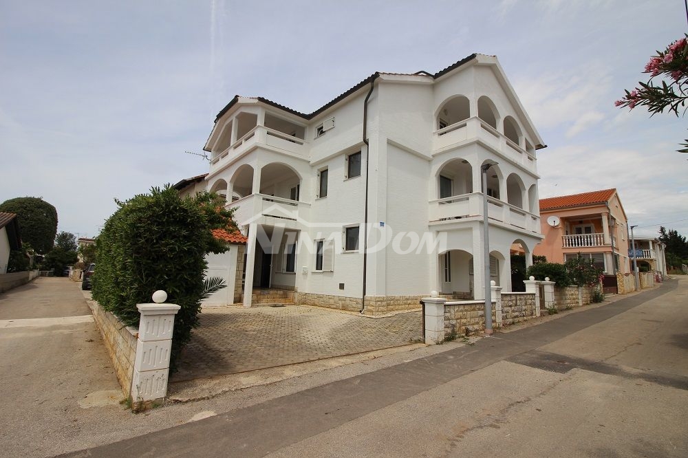 Južná strana ostrova Vir, apartmánový dom so 6 jednotkami.